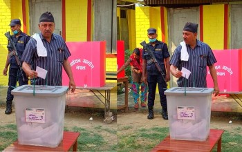 नेपाली कांग्रेसका नेता एवं केन्द्रिय सदस्य संजय गौतमद्वारा मतदान 